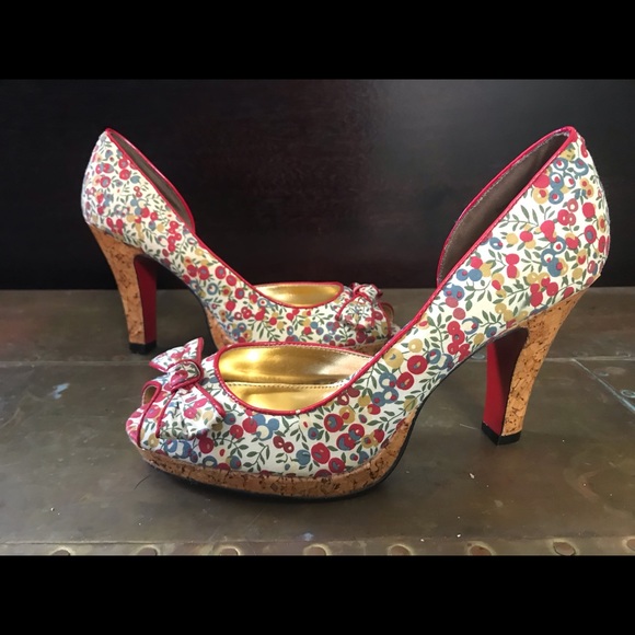 Unlisted Brand- Floral fabric with bow - Picture 2 of 4